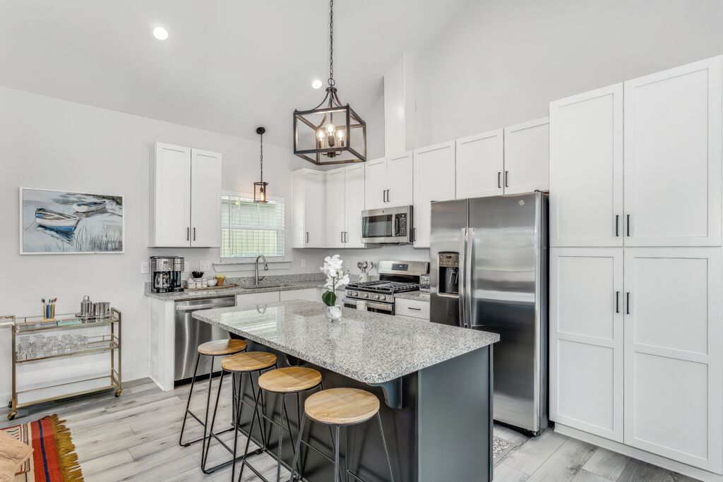 Microondas, cafetera y tetera, tostadora y utensilios de cocina 