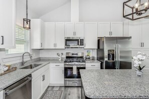 Microondas, cafetera y tetera, tostadora y utensilios de cocina 