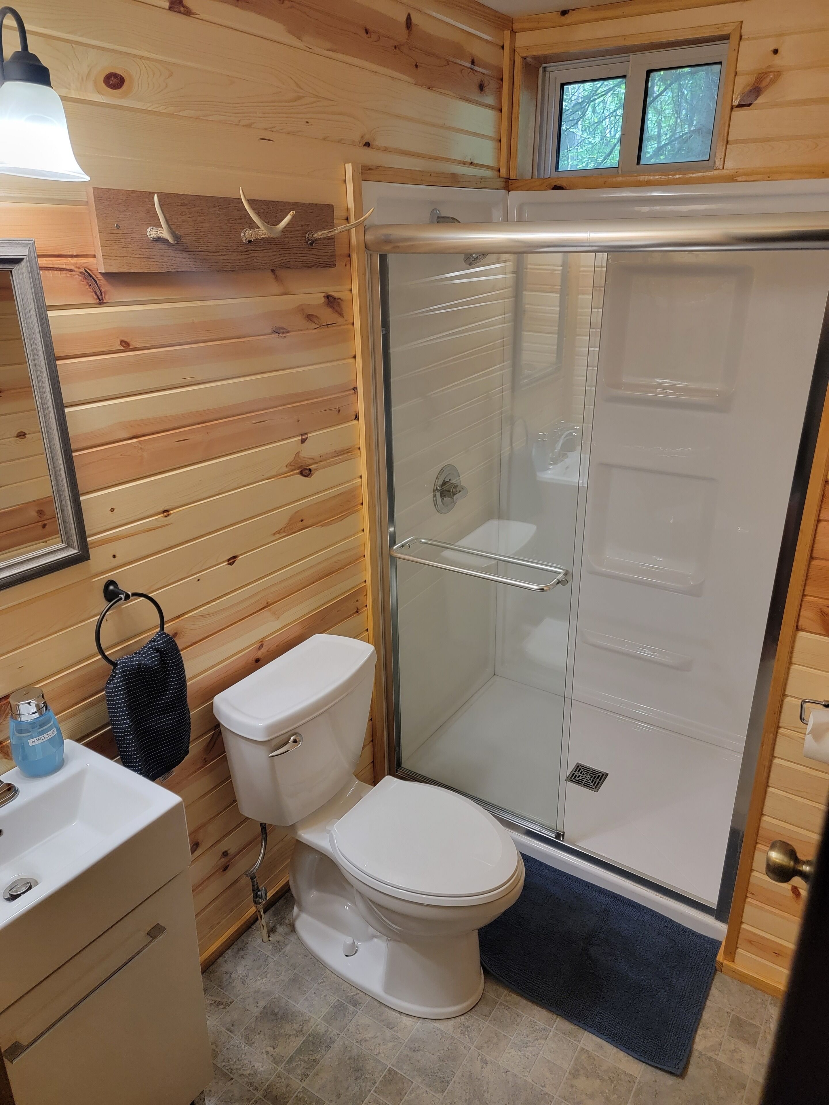 Cozy Cabin walking distance to BEAUTIFUL Higgins Lake!