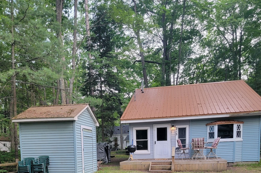 Cozy Cabin walking distance to BEAUTIFUL Higgins Lake!