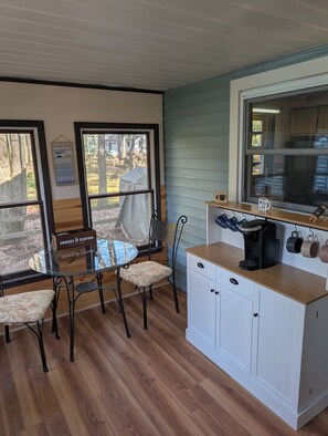 Dining - Cozy Cabin walking distance to BEAUTIFUL Higgins Lake! (Roscommon)