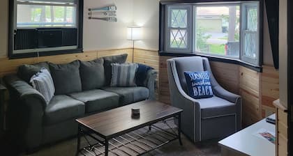 Cozy Cabin walking distance to BEAUTIFUL Higgins Lake!