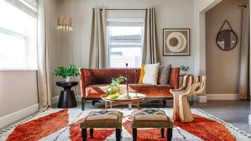 Una televisión, una oficina