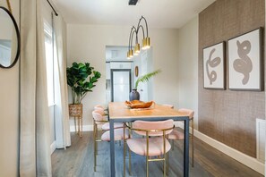 Dining - La Vie Boheme, Cozy, Minutues to Coconut Grove (Miami)