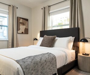 3 bedrooms, desk, iron/ironing board, travel cot - La Vie Boheme, Cozy, Minutues to Coconut Grove (Miami)