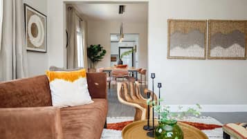 Una televisión, una oficina