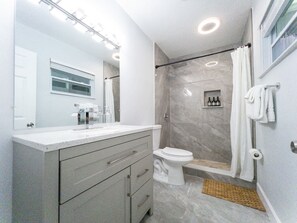 Dusche, Haartrockner, Handtücher