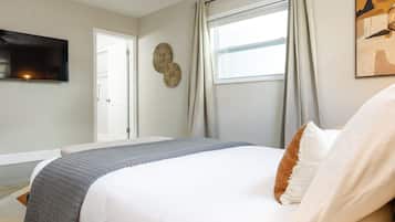 2 camere, una scrivania, ferro/asse da stiro, culla da viaggio