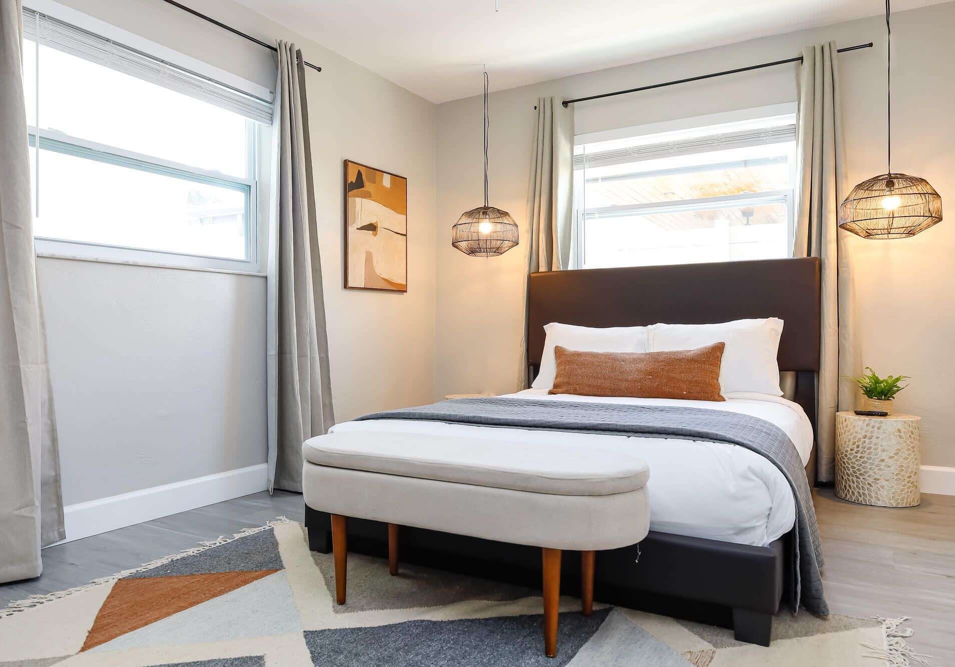 2 habitaciones, escritorio y tabla de planchar con plancha 