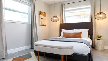 2 camere, una scrivania, ferro/asse da stiro, culla da viaggio