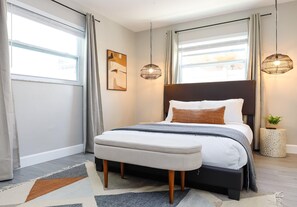 2 Schlafzimmer, Schreibtisch, Bügeleisen/Bügelbrett, Reisekinderbett