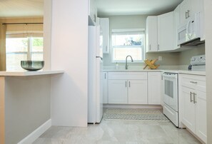 Refrigerador, horno, parrilla de estufa y cafetera y tetera 