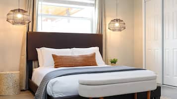 2 habitaciones, escritorio y tabla de planchar con plancha
