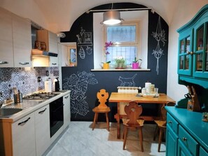 Fridge, microwave, oven, stovetop - Rome Trastevere Holidays Apartment (Roma)