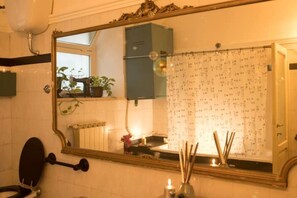 Shower, hair dryer, bidet, towels - Rome Trastevere Holidays Apartment (Roma)