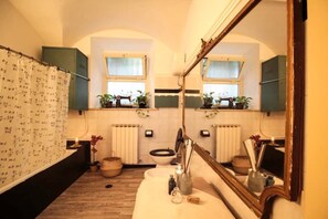 Shower, hair dryer, bidet, towels - Rome Trastevere Holidays Apartment (Roma)