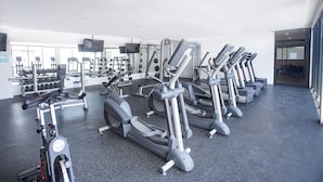 Ett gym med flera löpband och träningsmaskiner.