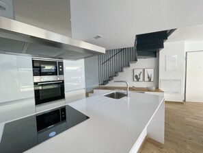 Réfrigérateur, micro-ondes, four, lave-vaisselle