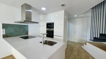 Frigorífico, microondas, horno y lavavajillas