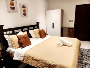 2 slaapkamers, een bureau, een strijkplank/strijkijzer, gratis wifi