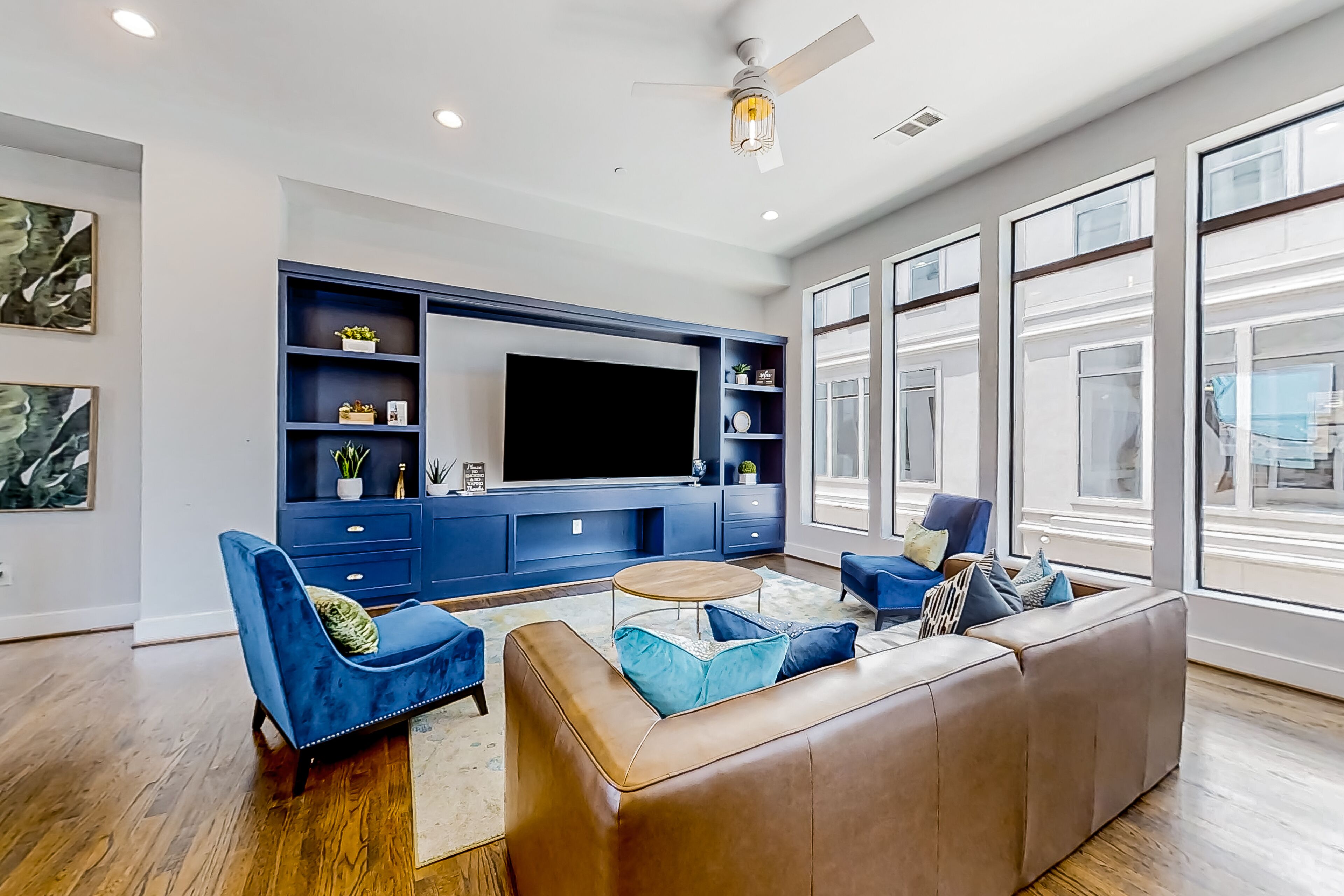 4-story downtown townhouse with balcony, washer/dryer, streaming, AC, & kitchen