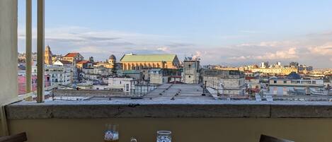 Estudi panoràmic, 1 llit de matrimoni, vistes a la ciutat, torre | Terrassa o pati