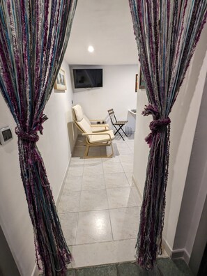 Panoramic-Studio, 1 Queen-Bett, Stadtblick, Turm | Wohnbereich | 32-Zoll-LED-Fernseher mit Kabelempfang, Fernseher