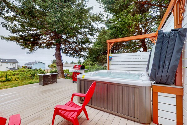 Terrace/patio - Inviting, dog-friendly home with private hot tub, ocean view, firepit & deck (Shelter Cove)