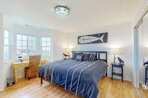 3 bedrooms, desk, WiFi, bed sheets - Inviting, dog-friendly home with private hot tub, ocean view, firepit & deck (Shelter Cove)