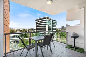 Outdoor dining - Stadium Vue, 3Bd,Riverview Pool, 300m to S/Stadium (Brisbane)