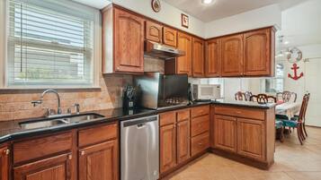 獨棟房屋, 多張床, 庭院 | 私人廚房 | 電冰箱、微波爐、烤箱、爐台