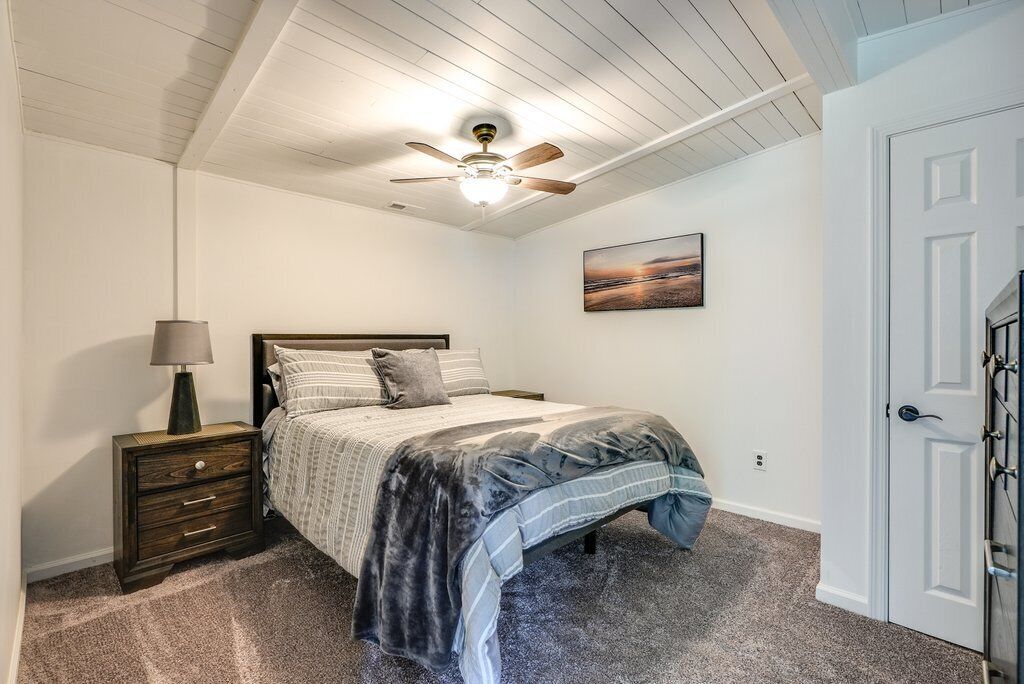 4 Bedroom/2 bath Cozy Lake Milton Getaway with dock.  300 yards to the water!