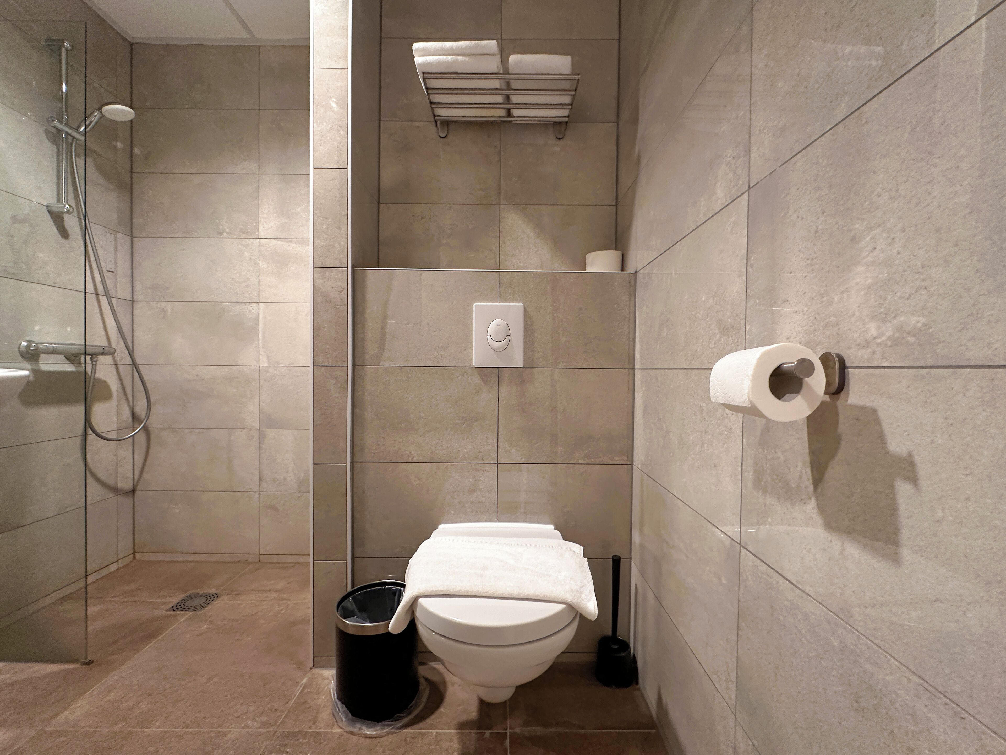 Phòng 2 giường đơn Tiêu chuẩn | Phòng tắm | Đồ dùng nhà tắm miễn phí, máy sấy tóc, khăn tắm 