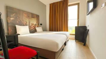 스탠다드 트윈룸 | 거실 공간 | 평면 TV