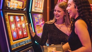 Une machine à sous dotée d’un écran numérique, sur laquelle une femme interagit avec la machine.