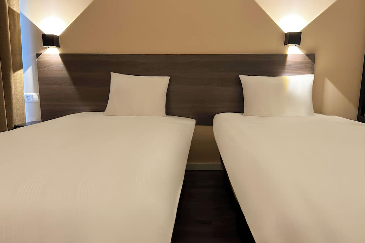 Standaard Twin kamer | Gratis wifi, beddengoed, rolstoeltoegang