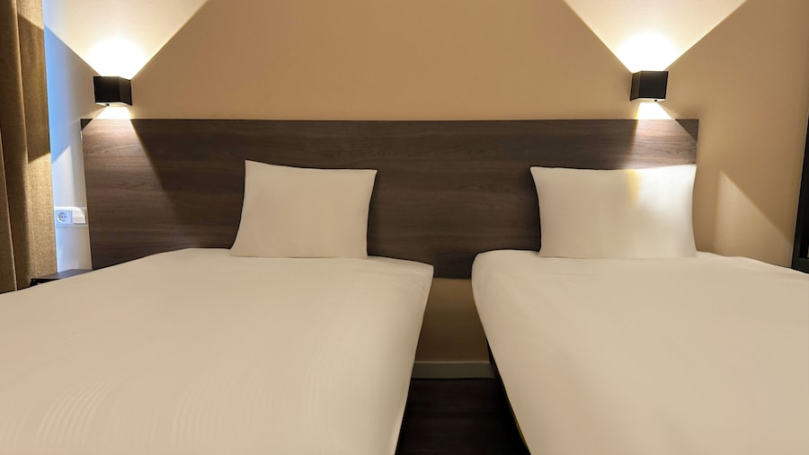 HOTELUX Amsterdam Airport Hotel