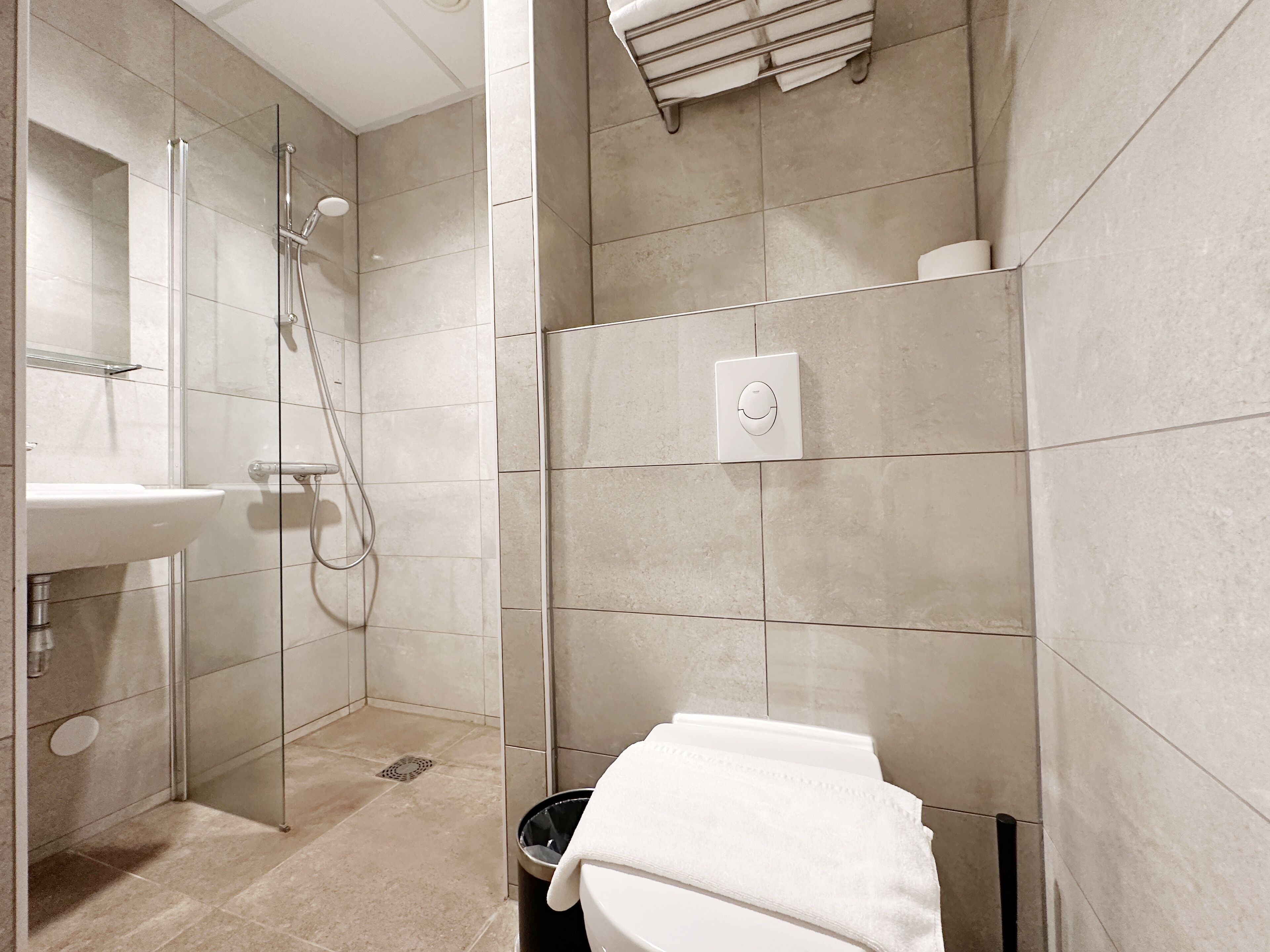 Phòng đôi Tiêu chuẩn | Phòng tắm | Đồ dùng nhà tắm miễn phí, máy sấy tóc, khăn tắm 