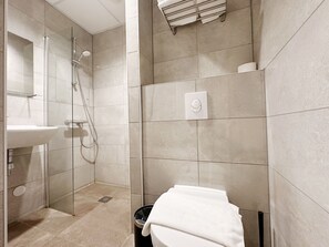 Kahden hengen standard-huone | Kylpyhuone | Ilmaiset hygieniatuotteet, hiustenkuivaaja, pyyhkeet