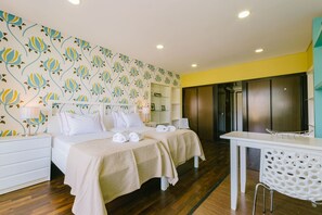 Tabla de planchar con plancha, wifi gratis y ropa de cama 