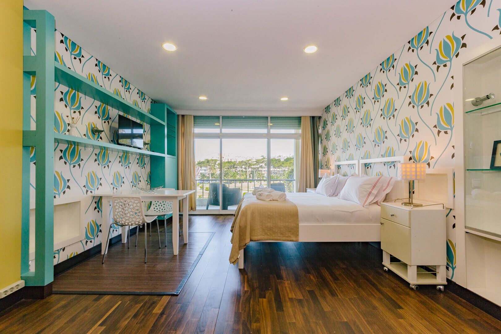 Tabla de planchar con plancha, wifi gratis y ropa de cama 