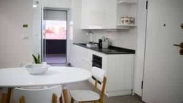 KĂŒhlschrank, Ofen, Herdplatte, Wasserkocher mit Kaffee-/Teezubehör