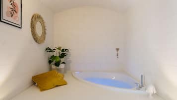 Een douche, een bubbelbad, milieuvriendelijke toiletartikelen