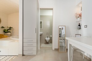 Dusche, Whirlpool, umweltfreundliche Kosmetikartikel, Haartrockner