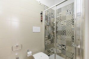 Dusche, Whirlpool, umweltfreundliche Kosmetikartikel, Haartrockner