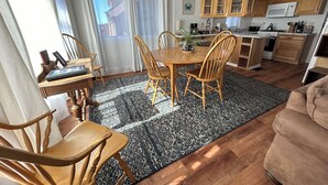 Een moderne keuken met houten kastjes, een magnetron en een fornuis.