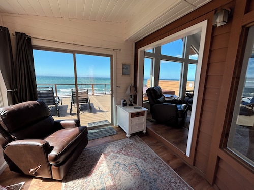 Ocean Front Cabin 15 with Jacuzzi & Sensational Views (Private Beach Owned by White Rock Resort)
