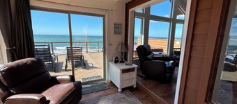Ocean Front Cabin 15 with Jacuzzi & Sensational Views (Private Beach Owned by White Rock Resort)