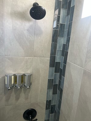 Haartrockner, Handtücher, Seife, Shampoo