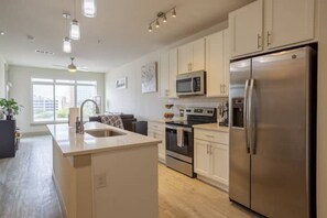 Private kitchen - Private Riverwalk Apartment Downtown $Discounted$ (San Antonio)